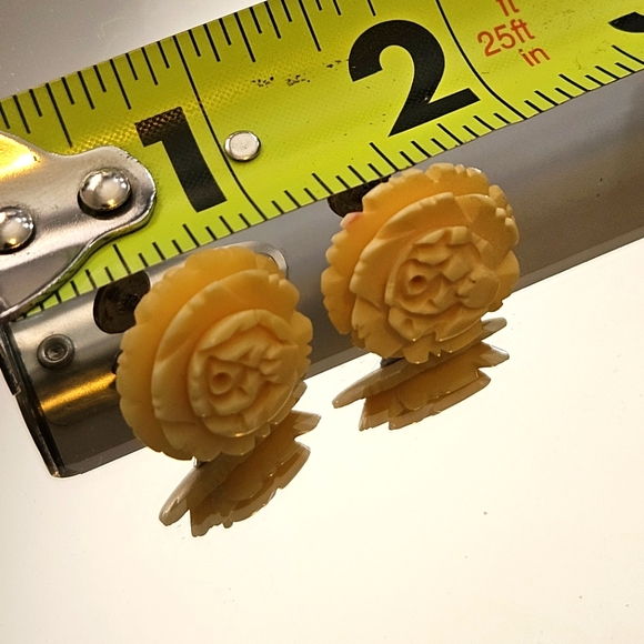 Vintage Celluloid/Casein Flower Screwback Earrings - Picture 5 of 7
